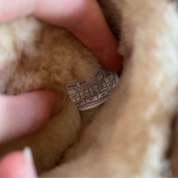 UGG Classic Short II - Picture 5 of 5